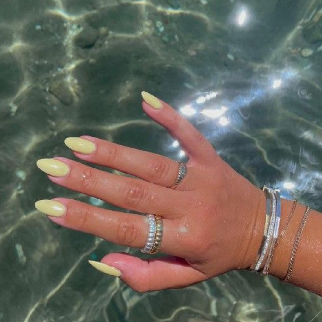 verde clarinho manicure em alta para verão 2025